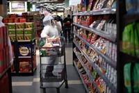 Doanh nghiệp hoạt động trong lĩnh vực bán lẻ và bán sỉ có tỷ lệ giải thể cao nhất tại Trung Quốc do dịch Covid-19. Ảnh: AFP