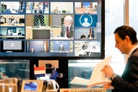 Bộ trưởng tài chính các nước thành viên EU họp trực tuyến hôm 8/4 để thảo luận gói kích thích kinh tế bổ sung trước tác động của dịch Covid-19. Ảnh: AFP