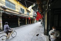 Do Covid-19, nhiều cơ sở kinh doanh, dịch vụ phải đóng cửa. Ảnh: Đ.T