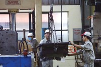 Sau khi chống dịch xong, sản xuất sẽ được khôi phục sớm. Trong ảnh: Xưởng khuôn đúc của Nhà máy Nhựa Hà Nội. Ảnh: Đức Thanh