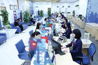 Các chuyên gia nhận định, xu hướng lãi suất huy động thời gian tới không thể tăng mà sẽ giảm. Trong ảnh: Giao dịch tại BIDV