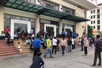 Sau khi doanh nghiệp xếp hàng chờ xin xác nhận tới trưa 11/4 tại UBND quận Hải An, các doanh nghiệp vận tải được thông báo thành phố Hải Phòng bãi bỏ giấy xác nhận. Ảnh: Vũ Quân