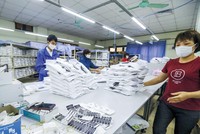 Các doanh nghiệp đang gồng mình vừa chống dịch, vừa duy trì sản xuất, kinh doanh.