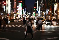 Nhà chức trách Nhật Bản kêu gọi người dân hạn chế đến các địa điểm vui chơi giải trí về đêm để ngăn dịch Covid-19 lây lan. Ảnh: AFP