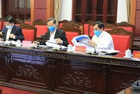 Các đại biểu thảo luận về quy hoạch Khu đô thị, du lịch Cồn Vành - Cồn Thủ và quy hoạch cảng Ba Lạt.