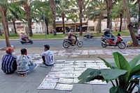 Nhân viên môi giới Công ty Asian Holding viết các bảng rao bán đất để đi treo ở nhiều khu vực với kỳ vọng tìm được khách mua. Ảnh: Gia Huy