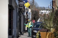 Nhân viên y tế hôm 30/3 phun khử trùng chống Covid-19 tại khu vực Neuilly-Plaisance, gần thủ đô Paris, Pháp. Ảnh: AFP