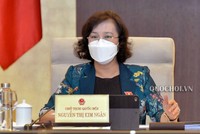 Chủ tịch Quốc hội Nguyễn Thị Kim Ngân cho rằng, sự lúng túng trong điều hành xuất khẩu gạo gây lãng phí tiền bạc của doanh nghiệp, ảnh hưởng tới người trồng lúa .