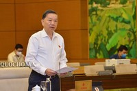 Bộ trưởng Bộ Công an Tô Lâm trình bày dự án Luật Cư trú (sửa đổi) trước Ủy ban Thường vụ Quốc hội.