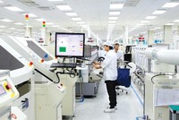Samsung, LG… đã lần lượt dịch chuyển sản xuất về Việt Nam và coi Việt Nam trở thành cứ điểm sản xuất toàn cầu của họ. Trong ảnh: Nhà máy Samsung Bắc Ninh.