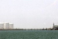 Xoay sở tích trữ dầu trên biển làm tăng thêm gánh nặng tài chính cho ngành dầu mỏ. Ảnh: AFP