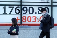 Chỉ số Nikkei 225 của Nhật Bản tăng 1,77% trong phiên giao dịch sáng nay 27/4 còn chỉ số Topix nhích 0,85%. Ảnh: AFP