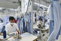 Một số doanh nghiệp dệt may đang chuẩn bị kế hoạch để tiếp tục sản xuất các mặt hàng vốn là thế mạnh. Ảnh: Đức Thanh