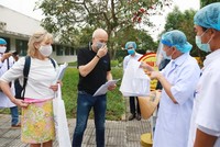 Với 270 ca nhiễm Covid-19 trong 100 triệu dân, hệ số lây nhiễm dịch bệnh ở Việt Nam thuộc nhóm thấp nhất thế giới. Trong ảnh: Đại diện Bệnh viện Trung ương Huế cấp thuốc cho bệnh nhân để tiếp tục điều trị bệnh nền sau khi ra viện.