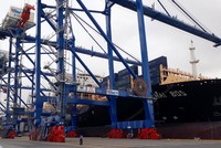 Tàu Wan Hai 805 có sức chở 11.923 TEU, trọng tải 132.000 DWT, chiều dài 330m cập cảng HICT hồi đấu tháng 5/2019. Ảnh: Thanh Tân.