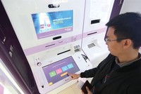 Giao dịch online đang trở thành kênh bán hàng “cứu tinh” của nhiều ngân hàng trong bối cảnh dịch bệnh.