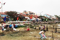 Người dân và du khách tham gia nhặt rác tại đô thị cổ Hội An.