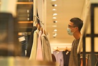 Người dân được yêu cầu đeo khẩu trang khi ra khỏi nhà. Trong ảnh: Khách mua hàng tại cửa hàng thời trang trên đường Đồng Khởi, TP.HCM (ảnh: HP).