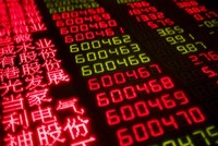 Sắc đỏ bao phủ chứng khoán Hong Kong trong phiên giao dịch sáng nay 4/5. Ảnh: AFP