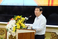 Ông Nguyễn Thành Phong trao đổi cùng đại diện các doanh nghiệp, Hiệp hội,...tại tọa đàm “Khôi phục và phát triển kinh tế TP.HCM năm 2020 được tổ chức sáng 05/05 (Ảnh: Trung tâm Báo chí Tp.HCM).