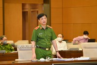 Thứ trưởng Bộ Công an Nguyễn Duy Ngọc trình bày tờ trinh dự án luật.