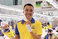 Phạm Quang Anh, sáng lập Công ty May mặc Dony.
Việc đầu tư chuyển đổi của Dony gần như bằng không, vì Công ty có thể tận dụng sẵn hạ tầng, trong khi kỹ thuật may khẩu trang vải không quá khó, nhất là với doanh nghiệp đã xuất khẩu sang Nhật Bản, Mỹ, châu Âu như Dony.