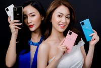 Trong ngày mở bán 17/5, khách hàng đến Bphone Store trên đường Dương Đình Nghệ, Hà Nội sẽ có cơ hội nhận được 01 chiếc Bphone 1 cùng nhiều phần quà hấp dẫn khác.