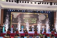 Các đại biểu bấm nút phát động Chương trình “Du lịch Việt Nam – Điểm đến sáng tươi”.