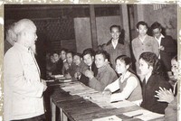 Chủ tịch Hồ Chí Minh thăm lớp học bổ túc văn hóa và kỹ thuật buổi tối của công nhân Nhà máy Ô tô 1/5, lá cờ đầu của phong trào bổ túc văn hóa ngành công nghiệp Hà Nội (19/12/1963).