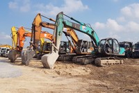 Các nhà thầu đang khẩn trương thi công các công trình hạ tầng kỹ thuật tại khu tái định cư Lộc An - Bình Sơn, nơi sẽ đón những hộ dân đầu tiên trong khu vực dự án Sân bay Long Thành đến sinh sống. Ảnh: Phạm Tùng