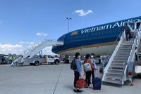 Các công dân Việt Nam lên máy bay trở về nước tại sân bay Washington Dulles.