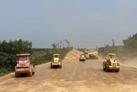 Dự án xây dựng đường cao tốc Bắc - Nam đoạn Cam Lộ - La Sơn là một trong số đại công trường giao thông thi công sôi động nhất hiện nay khi toàn bộ 11 gói thầu xây lắp tại Dự án đều đã được triển khai.