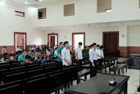 Các bị cáo đứng nghe Hội đồng xét xử tuyên bản án phúc thẩm ngày 20/5.