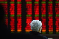 Chỉ số Shanghai Composite trượt 0,45% trong phiên giao dịch chiều nay 20/5 còn Shenzhen Component mất 0,6%. Ảnh: AFP