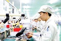 Dòng vốn đầu tư nước ngoài dù chậm lại bởi Covid-19, song vẫn tìm đến Việt Nam. Trong ảnh: Nhà máy NMS (Nhật Bản) tại Hà Nam.