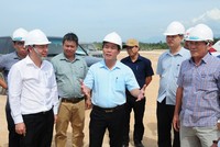 Phó chủ tịch UBND tỉnh thừa Thiên Huế Nguyễn Văn Phương (giữa ảnh) thực địa kiểm tra dự án Nhà ga hành khách T2.