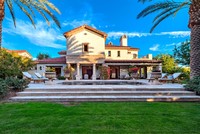 Biệt thự của ngôi sao dòng phim hành động này tọa lạc tại khu Madison Club ở thành phố nghỉ mát La Quinta, được Stallone rao bán vào khoảng giữa tháng 5/2020.