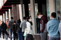 Người dân xếp hàng bên ngoài siêu thị tại Arlington, Virginia, Mỹ trong bối cảnh dịch COVID-19 lan rộng. (Ảnh: THX/TTXVN)