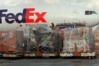 FedEx và nhiều hãng vận tải khác của Mỹ buộc phải xoay sang thu phụ phí đối với một số lô hàng vận chuyển quốc tế mùa dịch Covid-19. Ảnh: AFP