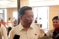 Bộ trưởng Bộ Công an Tô Lâmtrao đổi với báo chí bên hành lang Quốc hội.