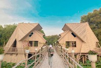 Cặp nhà trống - mái điểm nhấn hoàn hảo trên cầu tre vạn dặm