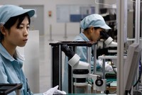Nhiều nhà sản xuất Nhật Bản đang cân nhắc việc di dời sản xuất tới Việt Nam. Trong ảnh: Chế tạo linh kiện tại nhà máy của Fujitsu 