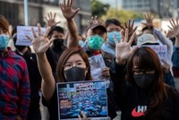 Người dân Hong Kong tụ tập ủng hộ biểu tình tại khu vực Kwun Tong ngày 27/11/2019. Ảnh: AFP