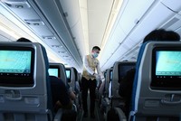 Tổ bay của Vietnam Airlines gồm phi công, tiếp viên đều được trang bị khẩu trang, găng tay và khăn giấy tẩm cồn.