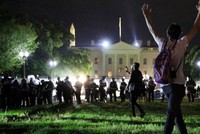 Tổng thống Mỹ Donald Trump phải xuống boong-ke ngầm trú ẩn