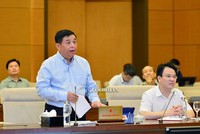 Bộ trưởng Bộ Kế hoạch và Đầu tư Nguyễn Chí Dũng trình bày tờ trình tai phiên họp.