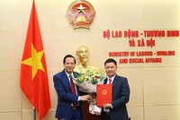 Bộ trưởng Đào Ngọc Dung trao quyết định cho đồng chí Tô Đức.