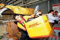 DHL, một trong 30 công ty cung cấp dịch vụ logistics xuyên quốc gia đang hoạt động tại Việt Nam. Ảnh: Lê Toàn