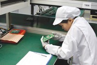 Việt Nam cần tập trung tạo sức lan tỏa của khu vực FDI đến doanh nghiệp trong nước. Trong ảnh: Công nhân nhà máy tại Bắc Giang của Foxconn (Đài Loan).