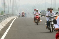 Cầu Vĩnh Thịnh bắc qua sông Hồng nằm trên đường vành đai 5 nối liền thị xã Sơn Tây (Hà Nội) với xã Vĩnh Thịnh (huyện Vĩnh Tường, Vĩnh Phúc) được Bộ GTVT đưa vào khai thác năm 2014.